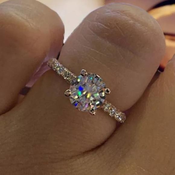 Stunning 18K White Gold Oval Cut  Ring, cute Ring, shiny Ring. - Picture 2 of 4